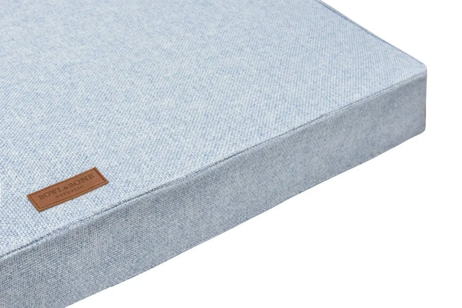 Couchage à mémoire de forme bleu pour teckel vu en détail