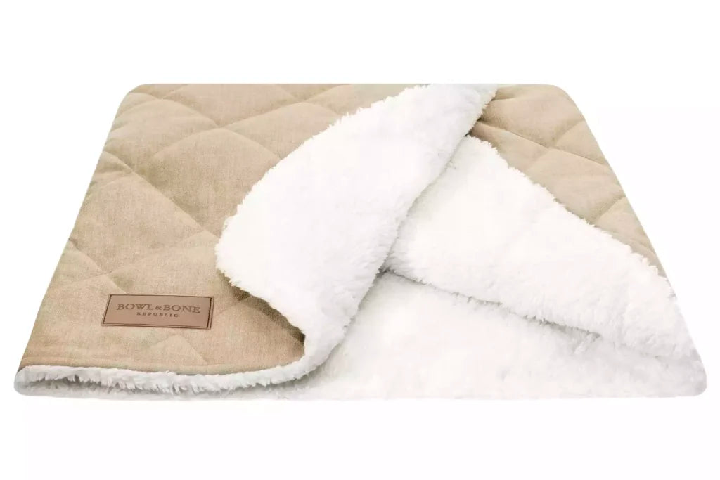 Dackelbett mit beiger Bettdecke