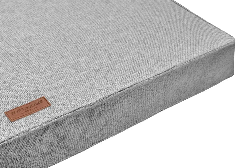 Matelas orthopédique pour teckel gris avec détail de la housse