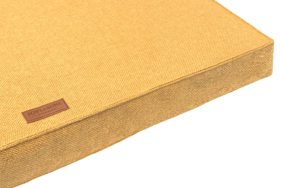 Matelas orthopédique pour teckel jaune avec détail de son épaisseur