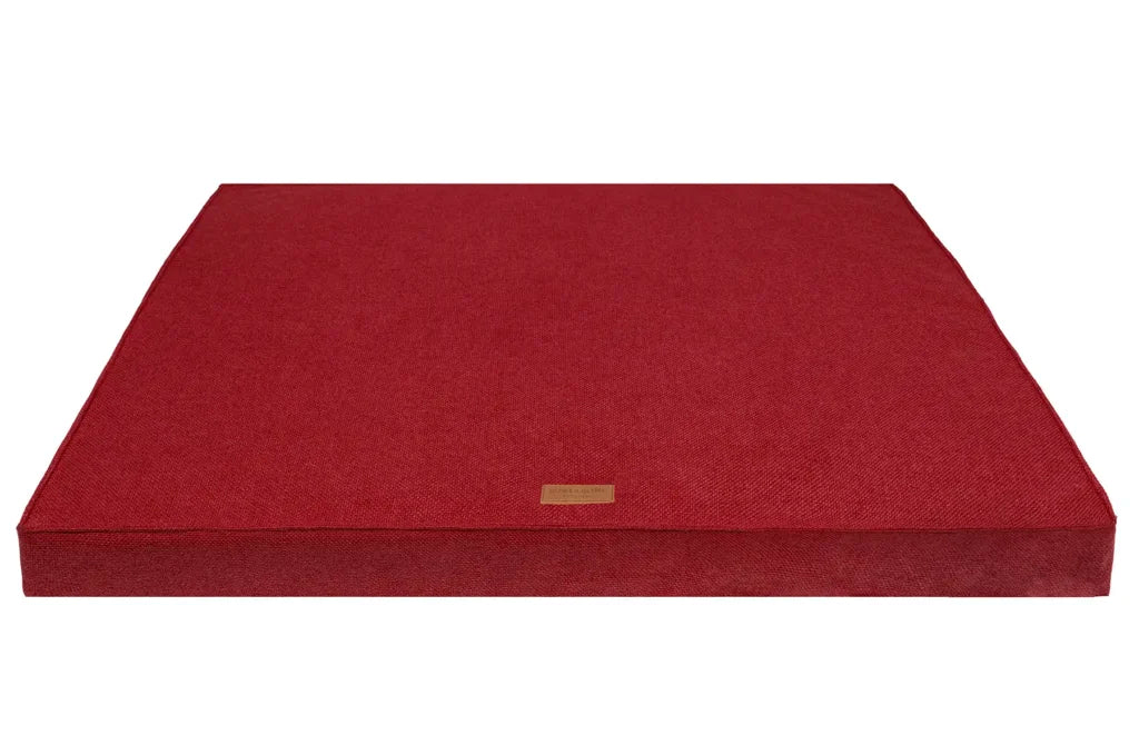 Matelas orthopédique rouge pour teckel présenté en vue complète