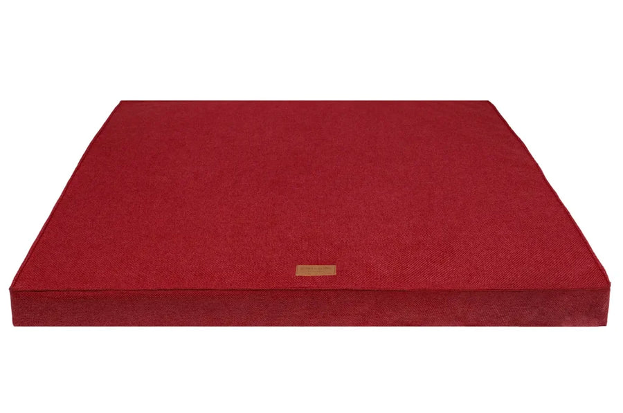 Matelas orthopédique rouge pour teckel présenté en vue complète