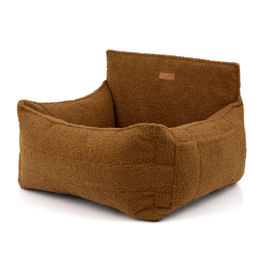Siège voiture caramel pour teckel avec matelas orthopédique