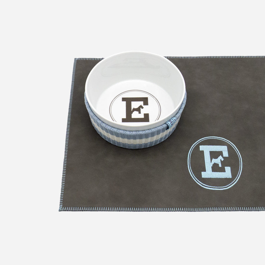 tapis bleu gris avec gamelle pour chien